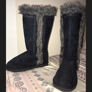 Warm black fuzzy boots🖤✨